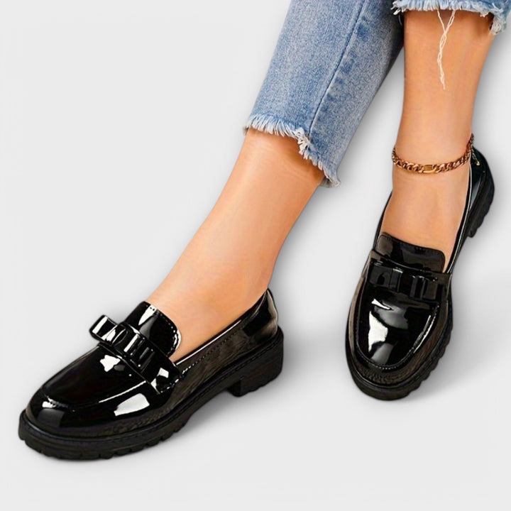 Mocassins Féminins Noirs en Vernis avec Nœud