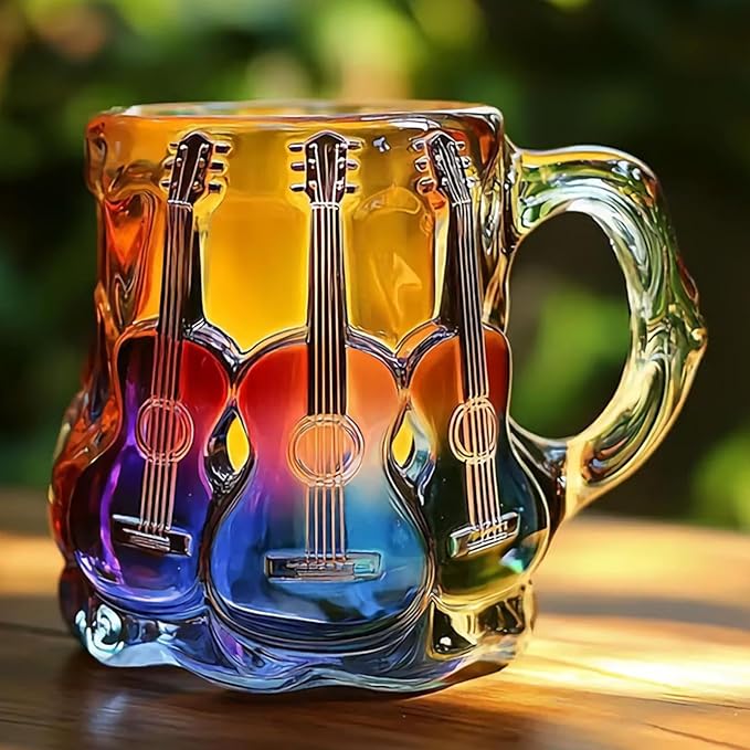 Tasse artisanale décorée d'une guitare en relief