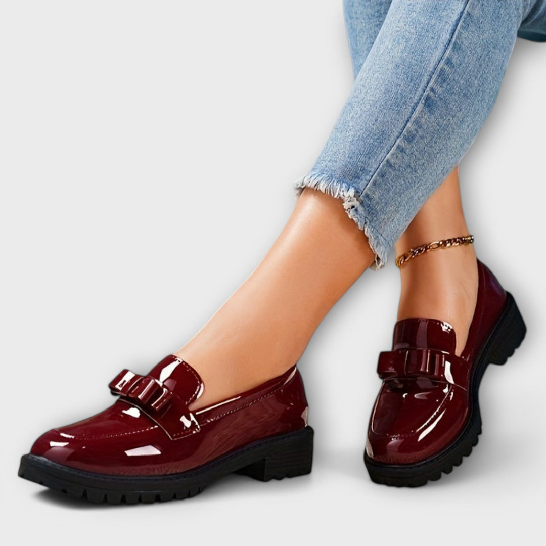Mocassins Féminins Noirs en Vernis avec Nœud